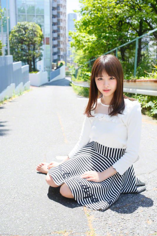 日本女优佐藤利奈超短裙街拍大片