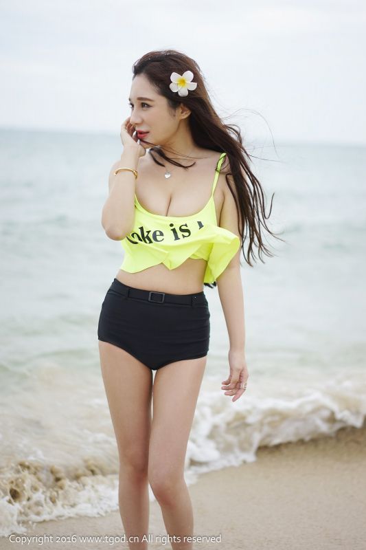 大胸妹子陈嘉瑶AYomiabe户外性感妩媚写照