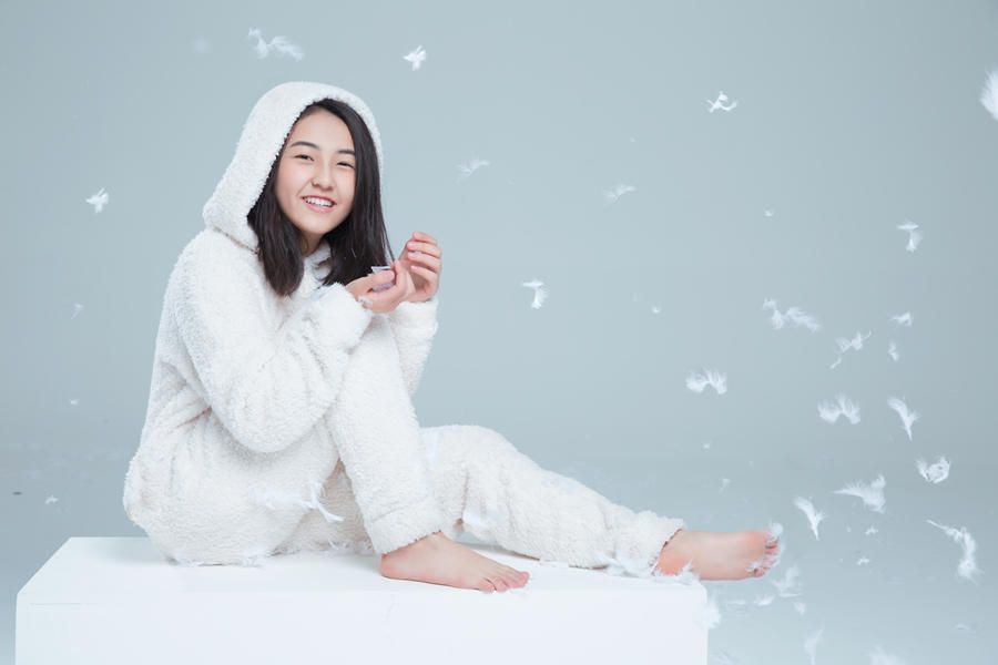00后美女张子枫纯白可爱写真照