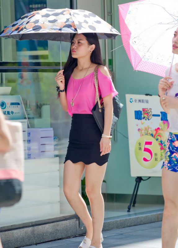 街拍看电影的短裙性感少妇