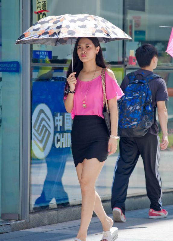 街拍看电影的短裙性感少妇