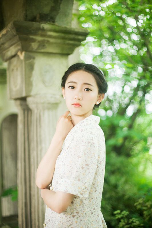 可爱少女碎花连衣裙唯美外拍照