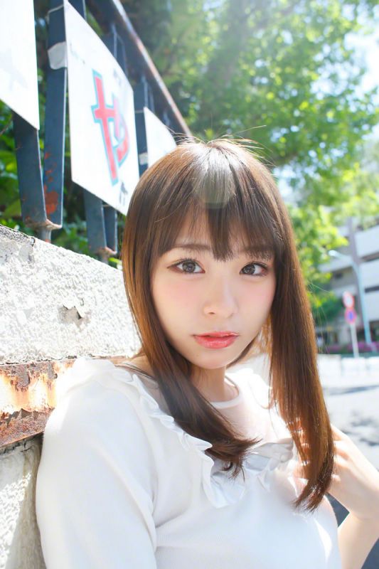 日本女优佐藤利奈超短裙街拍大片