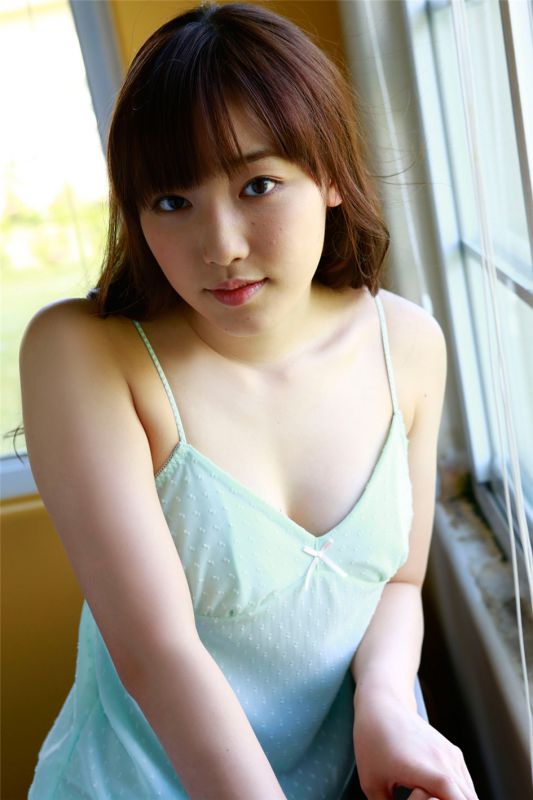 日本萝莉谱久村圣海边红色比基尼秀