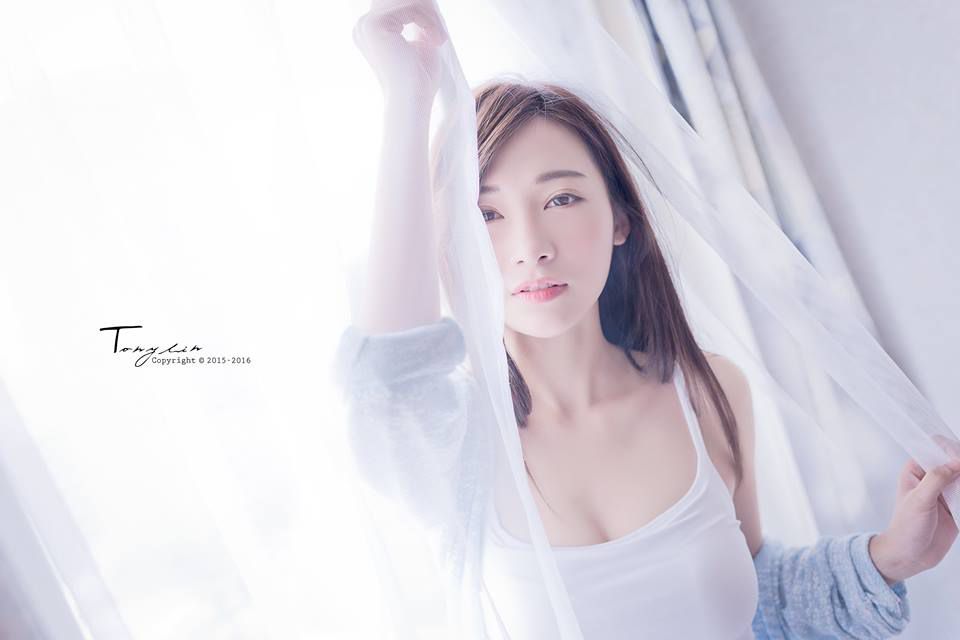 靓丽美女江滴滴性感身段百变写真