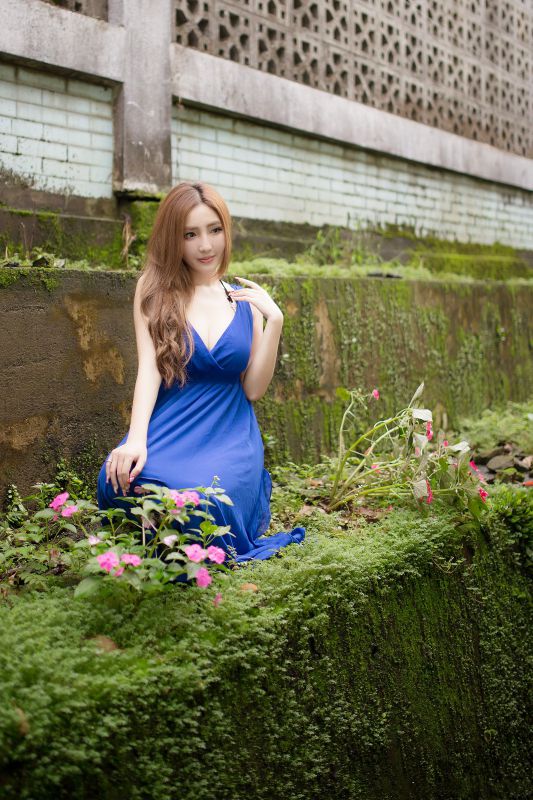 台湾长裙mm赵芸户外小清新写真