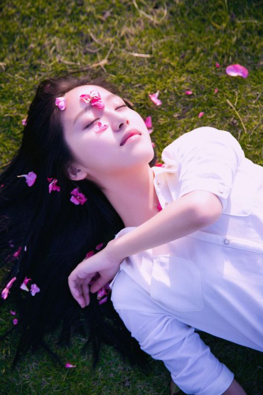 清纯长发美女户外唯美写真大片