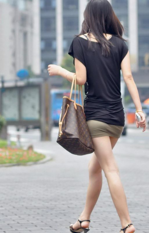 超短裙美女街拍上演美臀诱惑
