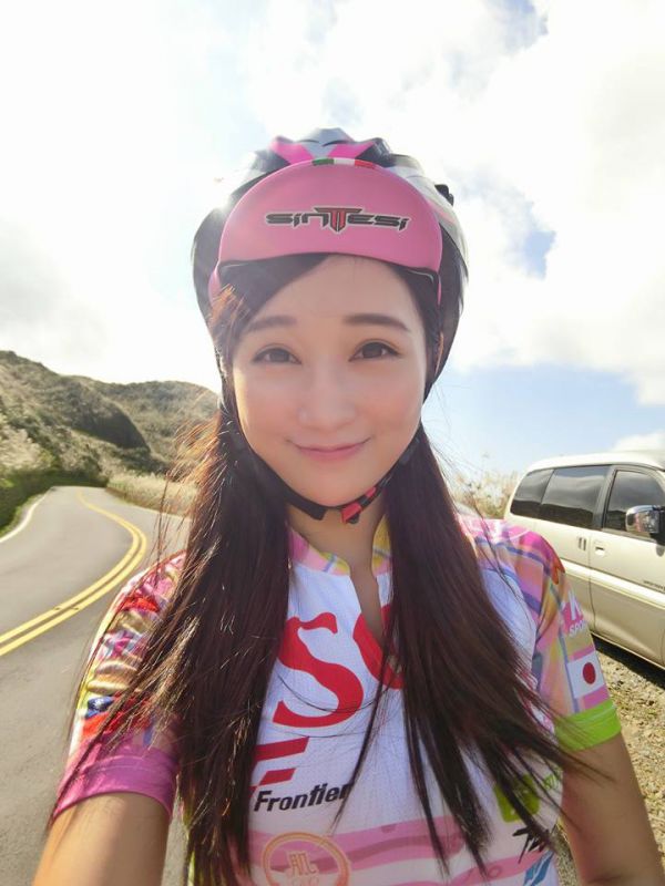 靓丽美女江滴滴性感身段百变写真
