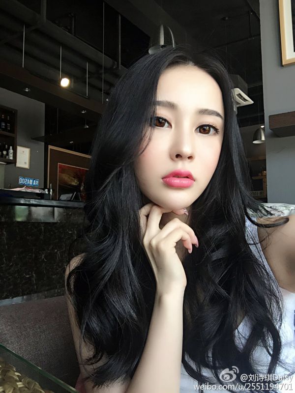 长发美女模特刘诗琪Daisy性感自拍照
