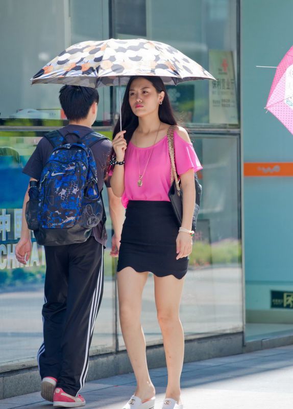 街拍看电影的短裙性感少妇