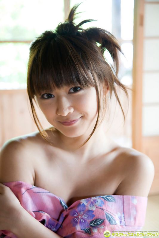 日本少女镰田奈津美户外性感写真照