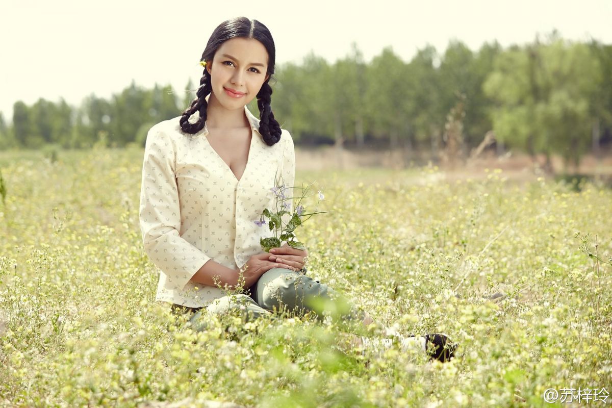 巨乳美女苏梓玲泳池比基尼诱惑图片