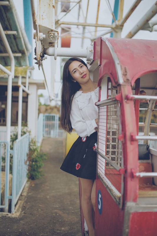90后清纯美女摩天轮乐园唯美写真大片