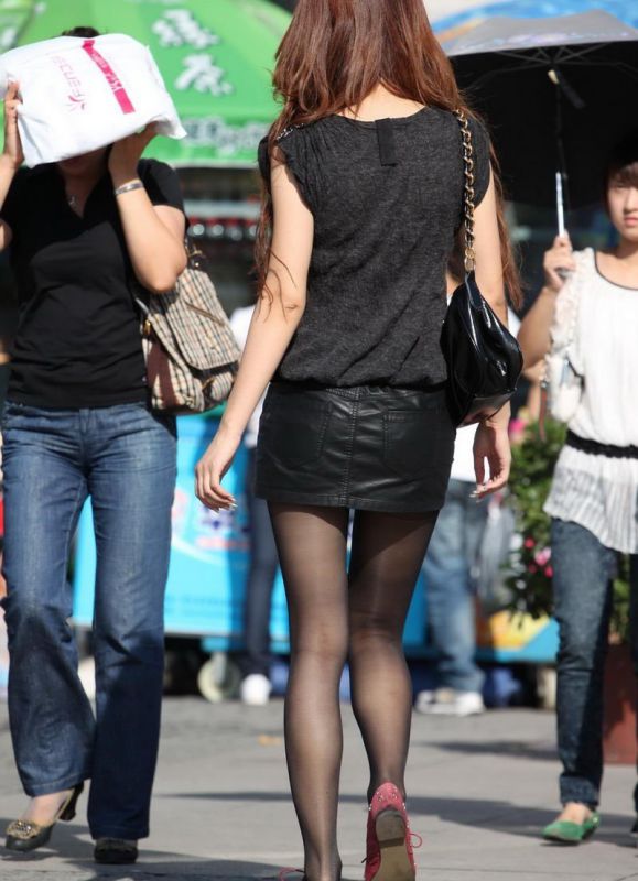 妩媚黑丝美女街头秀骨感身材图