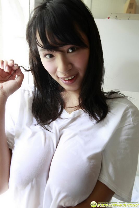 日本熟女春菜花泳池大秀浑圆大胸图