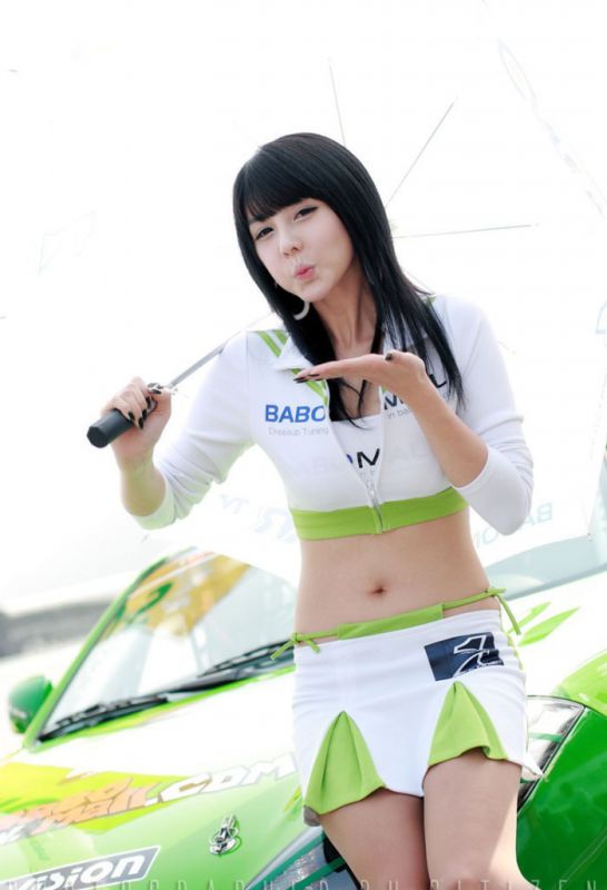 韩国极品美女车模李智友赛车场上的迷人写真