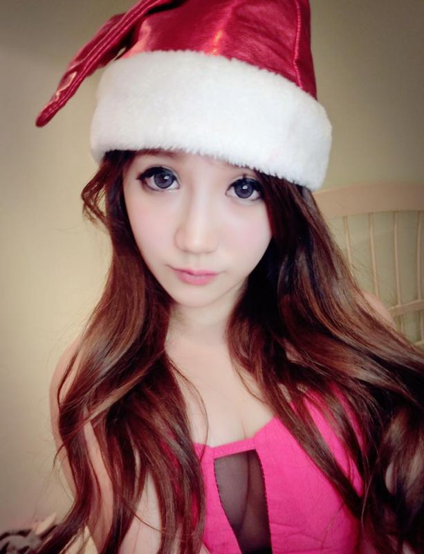 90后电玩美女黄容安性感卖萌自拍照
