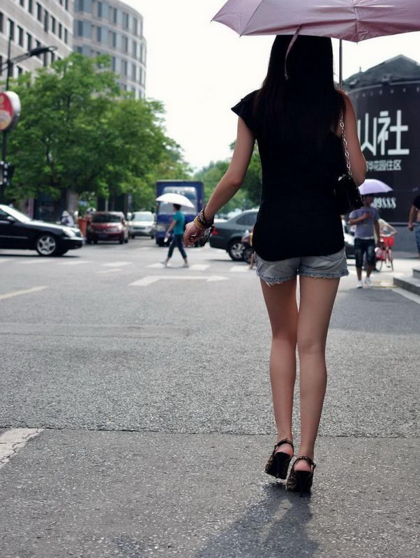 街拍热裤白皙美腿长发美少女