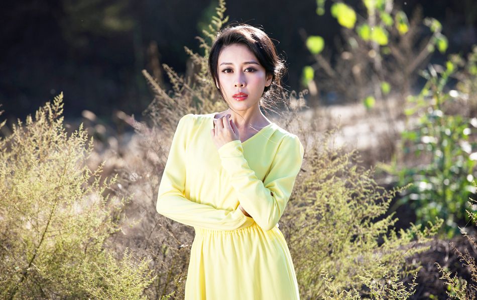 美女主持人贾媛媛野外清新治愈写真