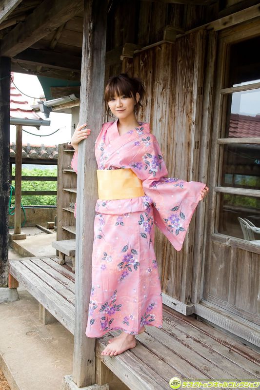 日本少女镰田奈津美户外性感写真照