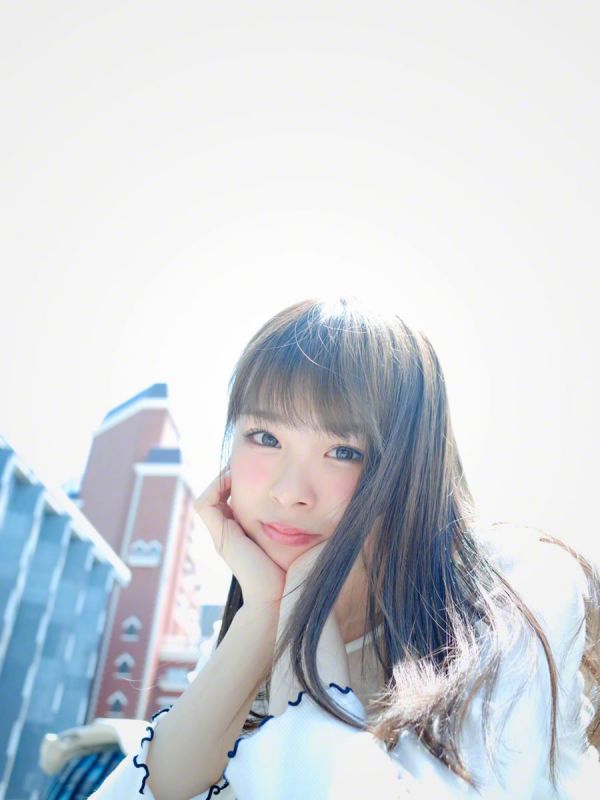 日本女优佐藤利奈超短裙街拍大片