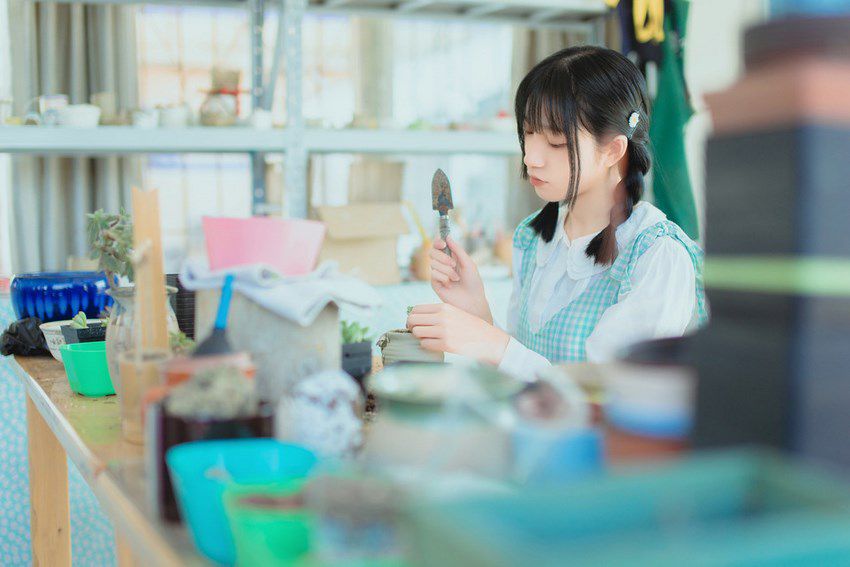 90后素颜美女室内小清新美照