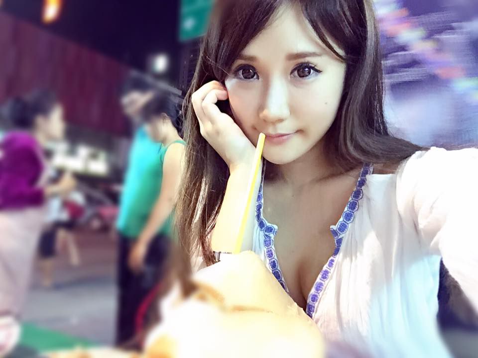 90后电玩美女黄容安性感卖萌自拍照