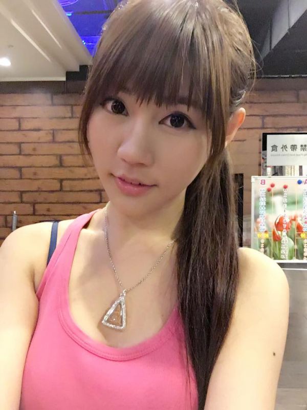 极品校花林珈伊俏皮可爱自拍照