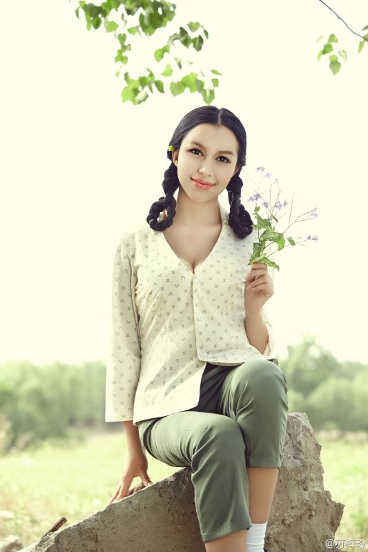 巨乳美女苏梓玲泳池比基尼诱惑图片