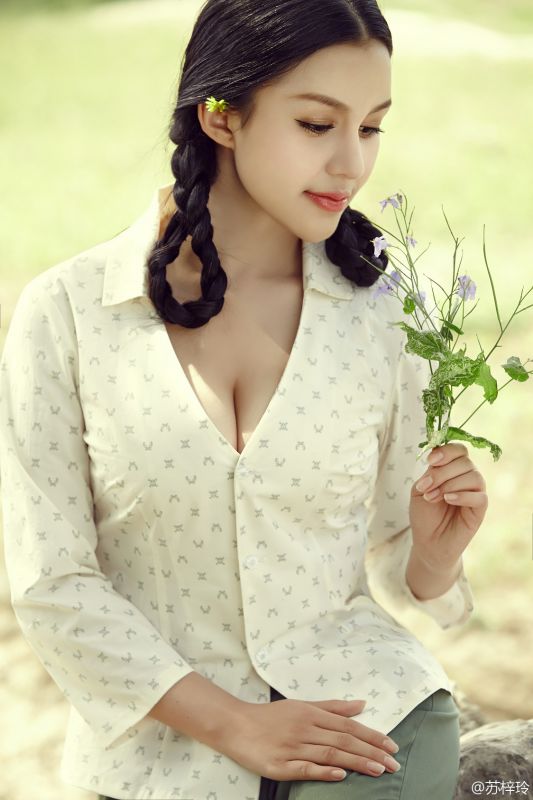 巨乳美女苏梓玲泳池比基尼诱惑图片