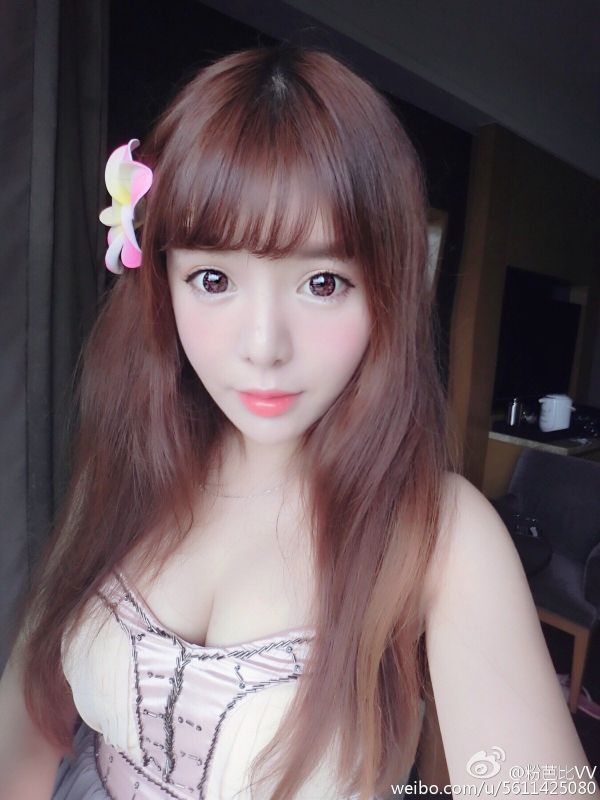 大眼萌妹子粉芭比VV微博自拍写真