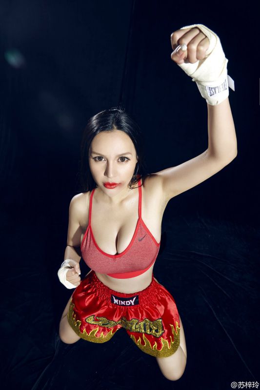 巨乳美女苏梓玲泳池比基尼诱惑图片