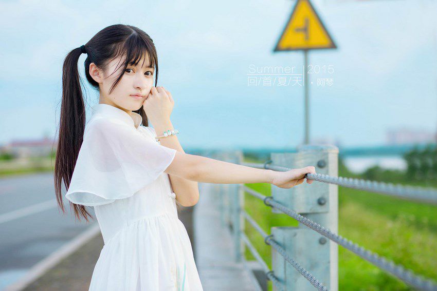 双马尾美少女迷人外景甜美写真