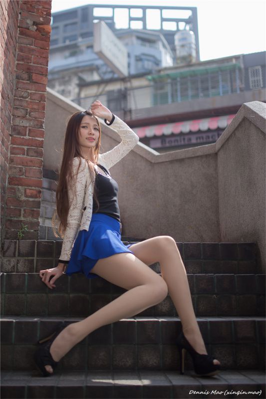 清纯校花蔡译心街头写真秀骨感身材