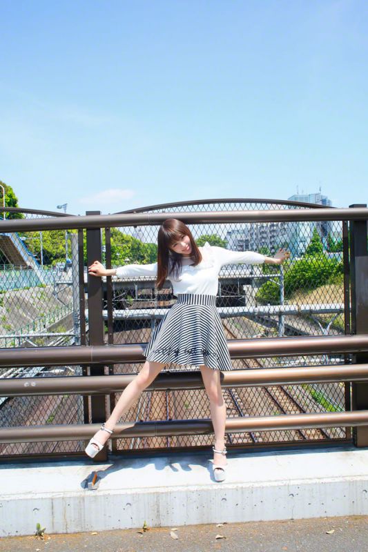日本女优佐藤利奈超短裙街拍大片