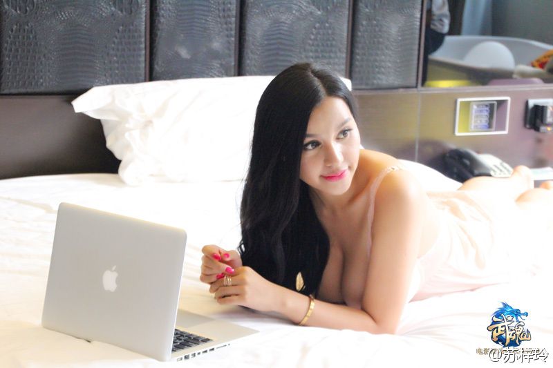 巨乳美女苏梓玲泳池比基尼诱惑图片