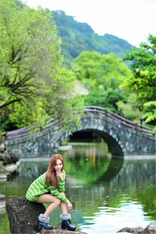 台湾清纯美女萝莉艾米公园唯美外拍照