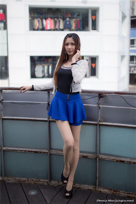 清纯校花蔡译心街头写真秀骨感身材