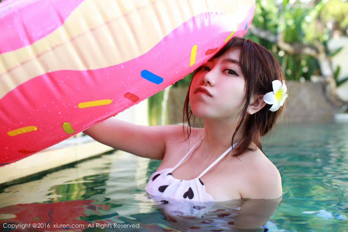 秀人网童颜巨乳美女刘飞儿私房上演脱衣秀