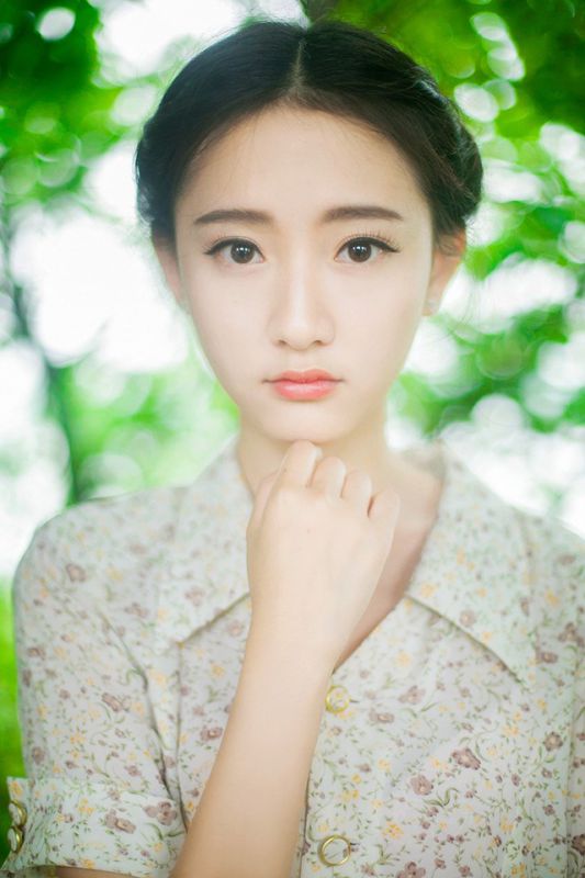 可爱少女碎花连衣裙唯美外拍照