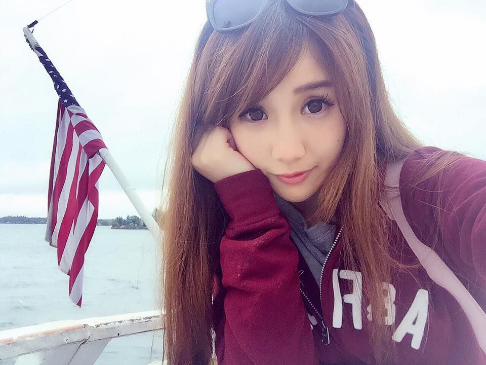 90后电玩美女黄容安性感卖萌自拍照
