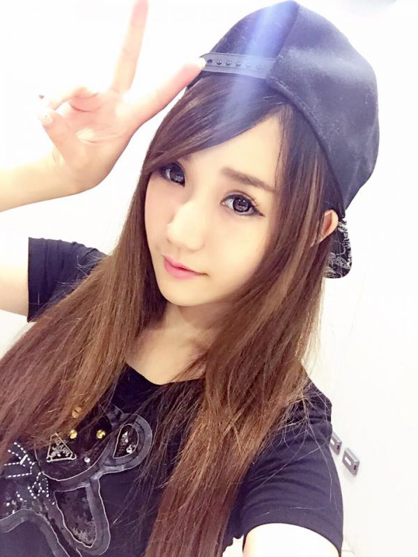 90后电玩美女黄容安性感卖萌自拍照