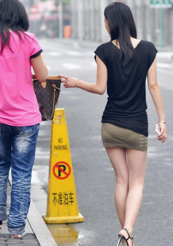 超短裙美女街拍上演美臀诱惑