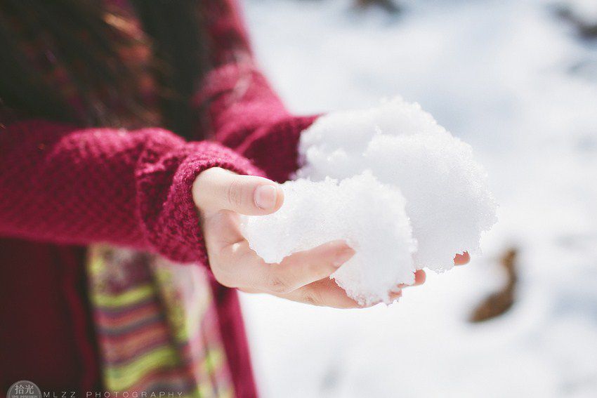 纯净氧气美女雪中红衣写真