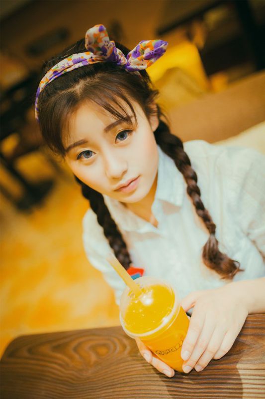 双马尾辫萝莉街头俏皮可爱写真大图