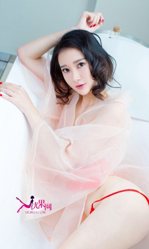 爱尤物可爱学生妹潇潇床上秀性感翘臀图