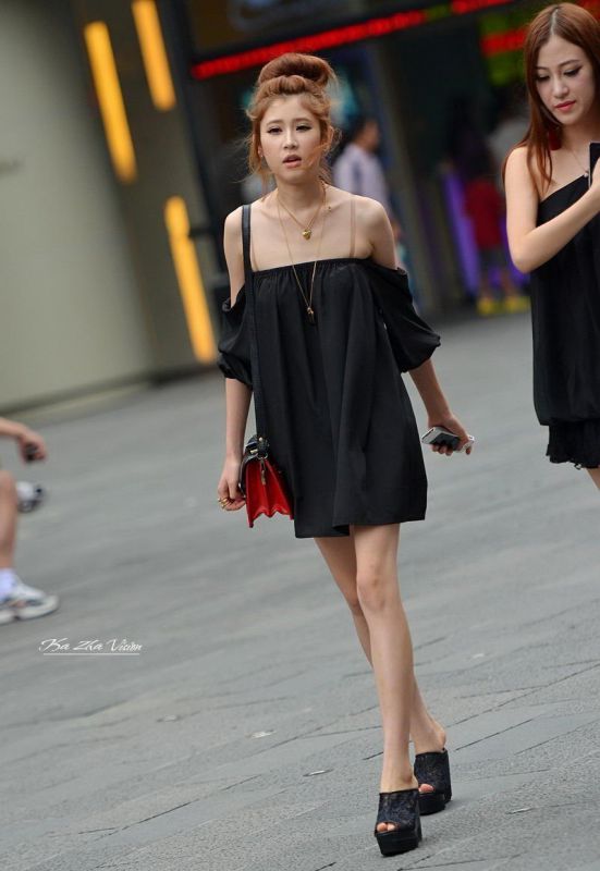 中国好闺蜜街头秀白皙美腿照