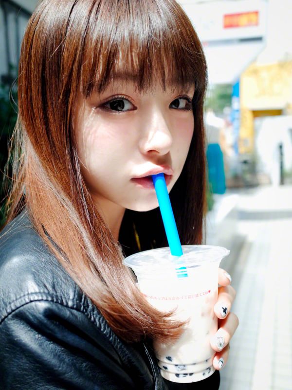 日本女优佐藤利奈超短裙街拍大片