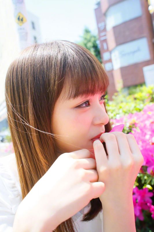 日本女优佐藤利奈超短裙街拍大片